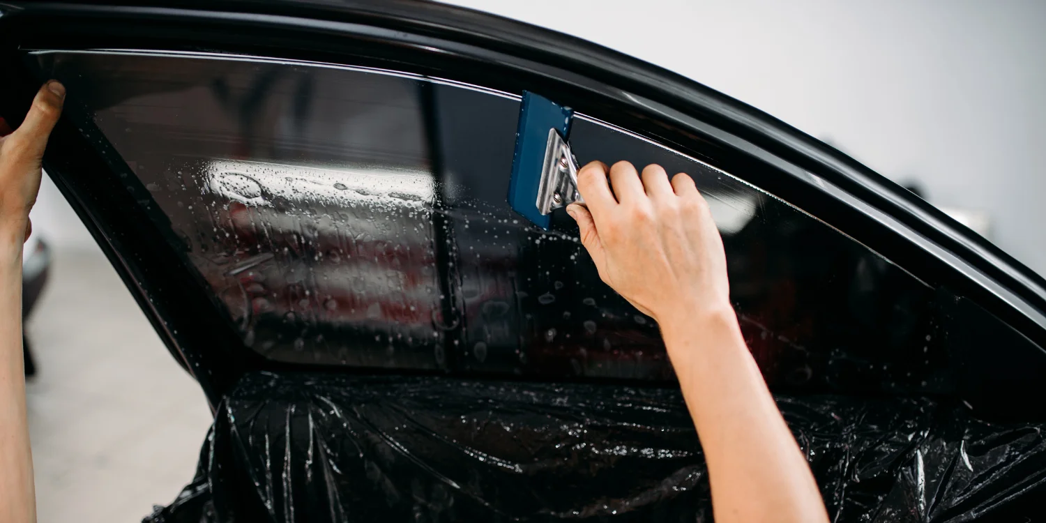 Instalación profesional de Laminado Novatek en vidrio de vehículo